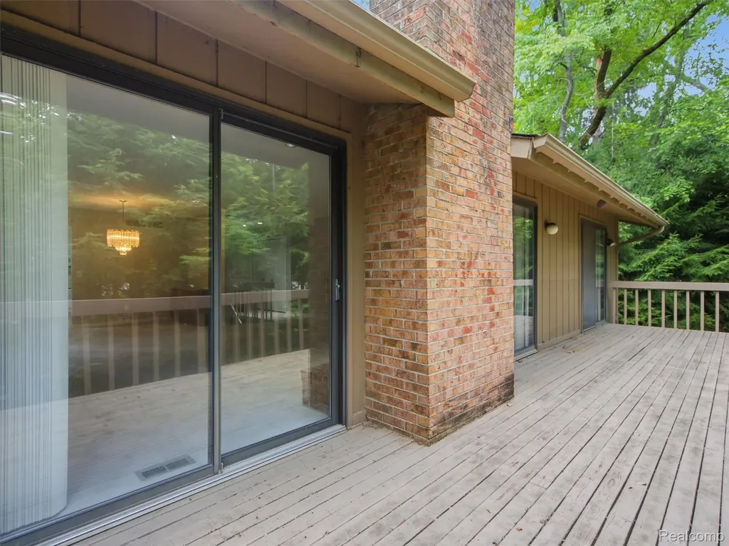 2281 Forest Glen West Bloomfield Charter Township MI 48324