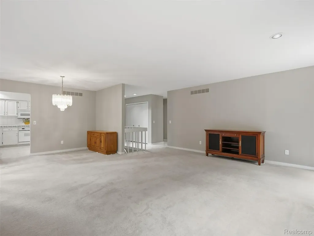 2281 Forest Glen West Bloomfield Charter Township MI 48324