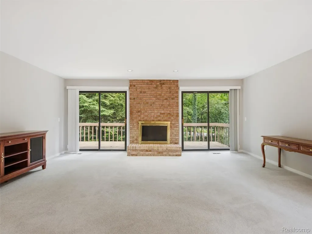 2281 Forest Glen West Bloomfield Charter Township MI 48324