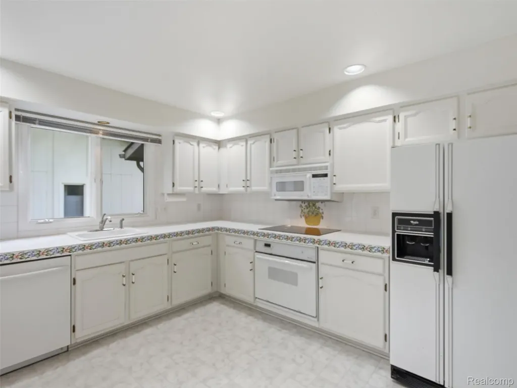 2281 Forest Glen West Bloomfield Charter Township MI 48324