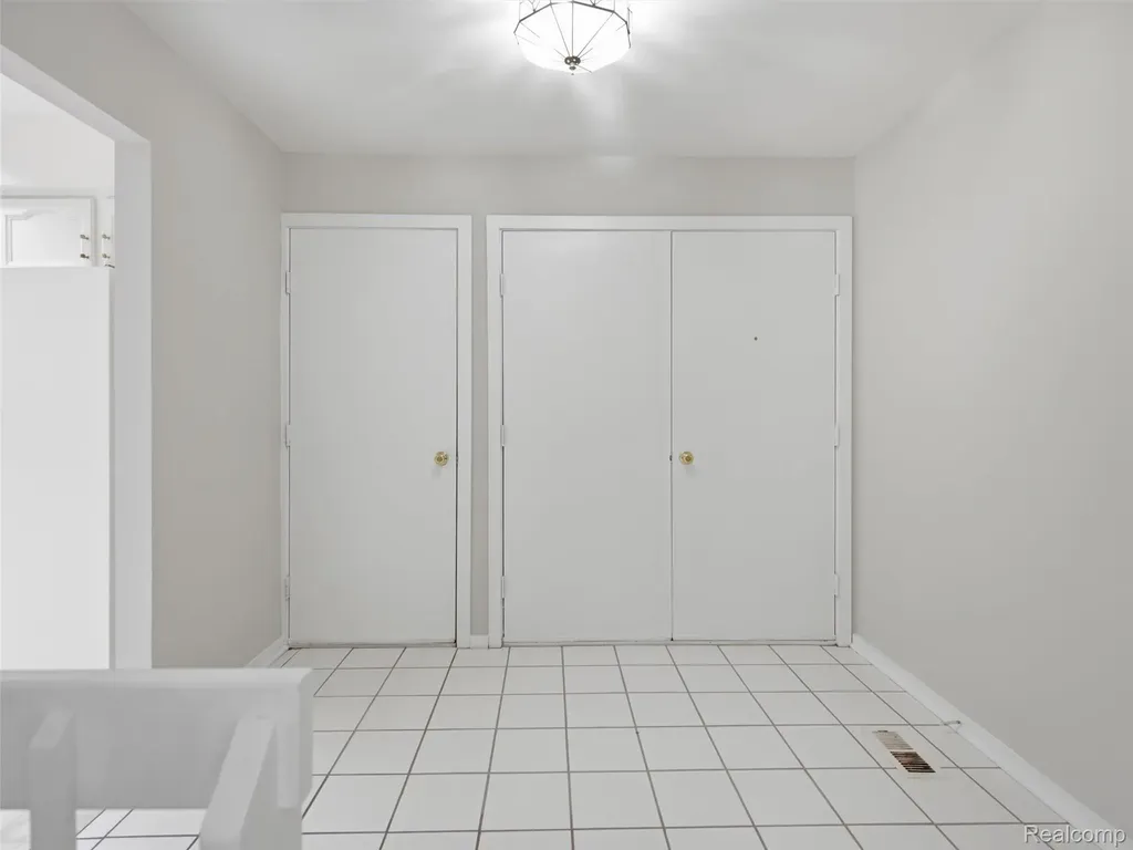 2281 Forest Glen West Bloomfield Charter Township MI 48324