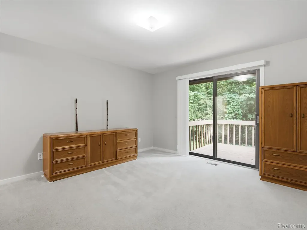 2281 Forest Glen West Bloomfield Charter Township MI 48324