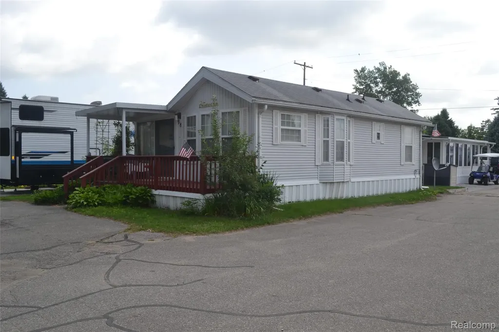 1140 S Ortonville Road Unit 98 Road Brandon Charter Township MI 48462