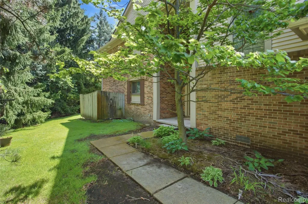 37091 Kirkshire Court Farmington Hills City MI 48331