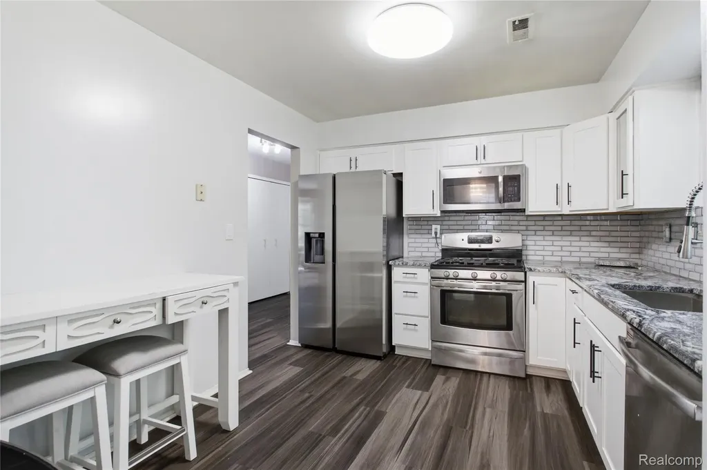 37091 Kirkshire Court Farmington Hills City MI 48331