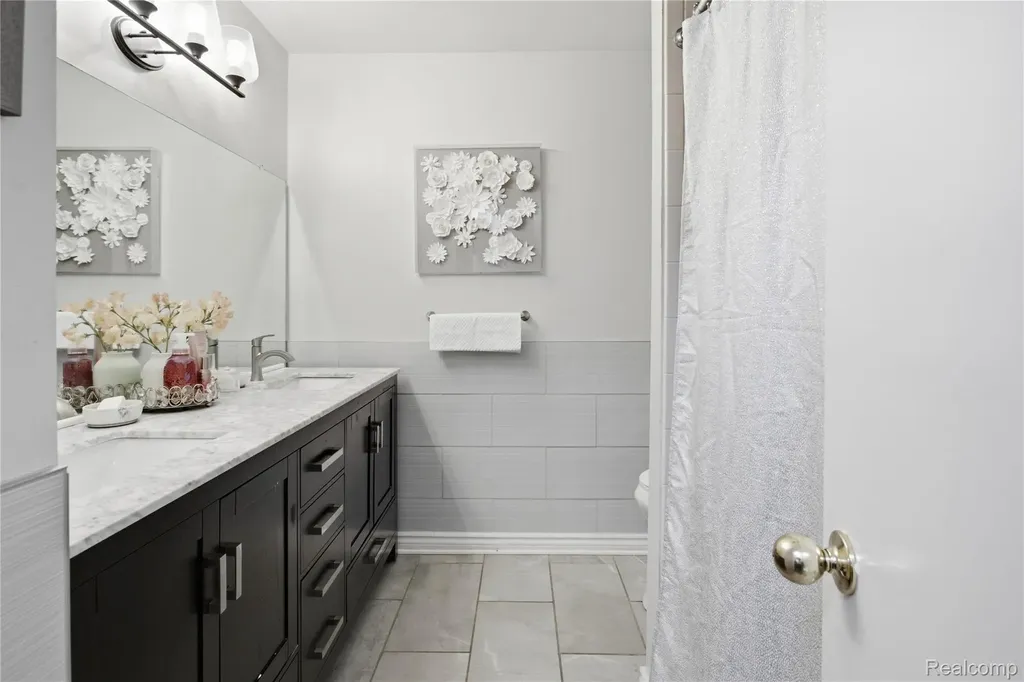 37091 Kirkshire Court Farmington Hills City MI 48331