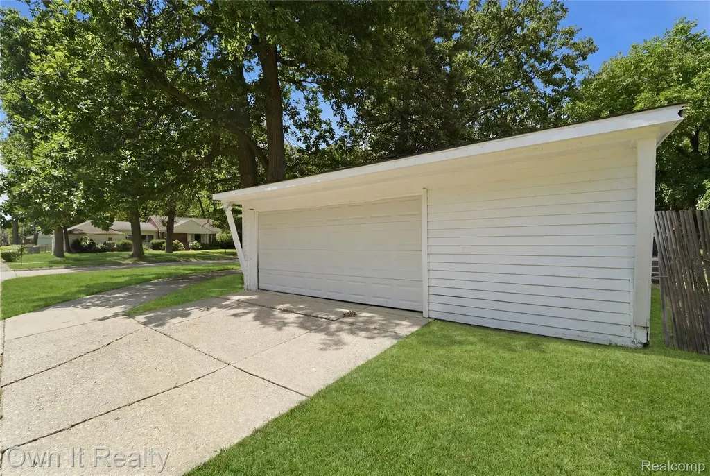 21300 Westhampton Street Oak Park City MI 48237