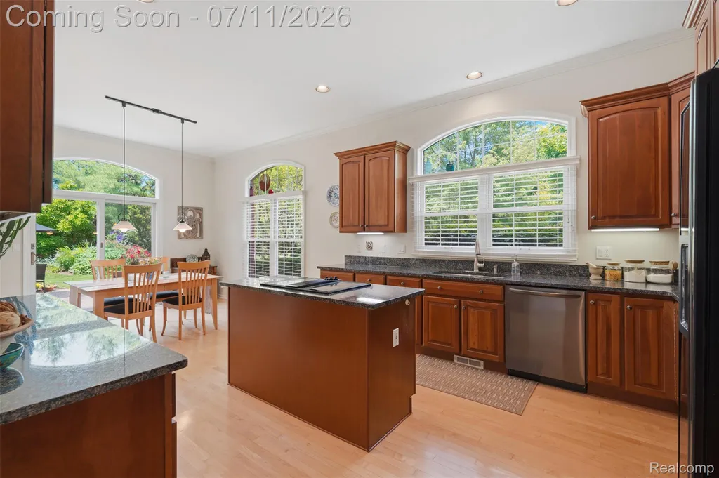 34555 Quaker Valley Road Farmington Hills City MI 48331