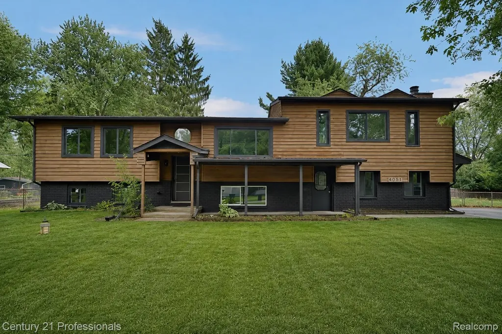 3099 Chenoa Street Commerce Charter Township MI 48382