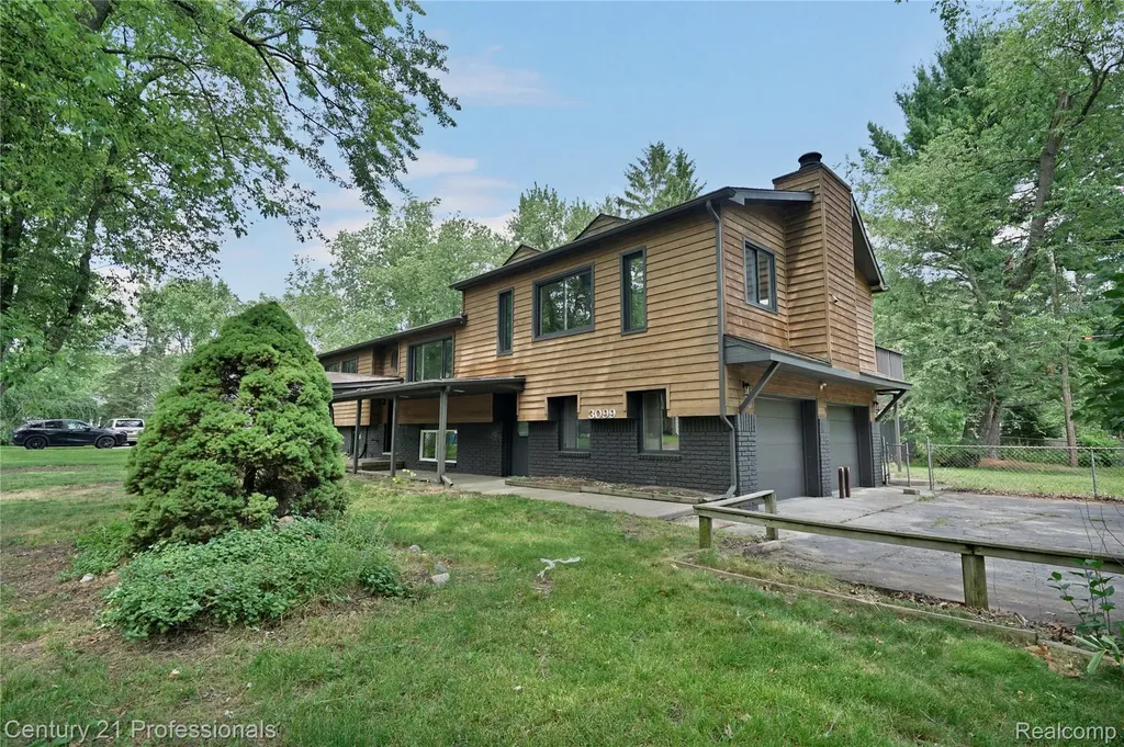 3099 Chenoa Street Commerce Charter Township MI 48382