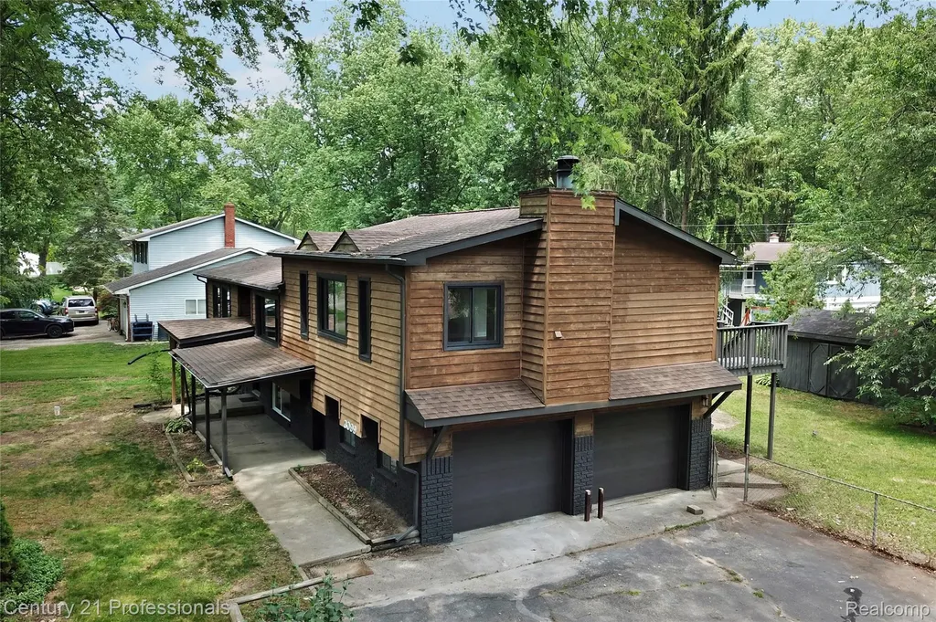 3099 Chenoa Street Commerce Charter Township MI 48382