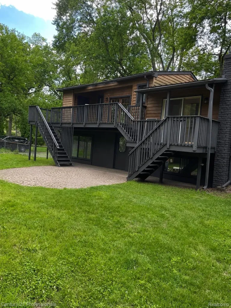 3099 Chenoa Street Commerce Charter Township MI 48382
