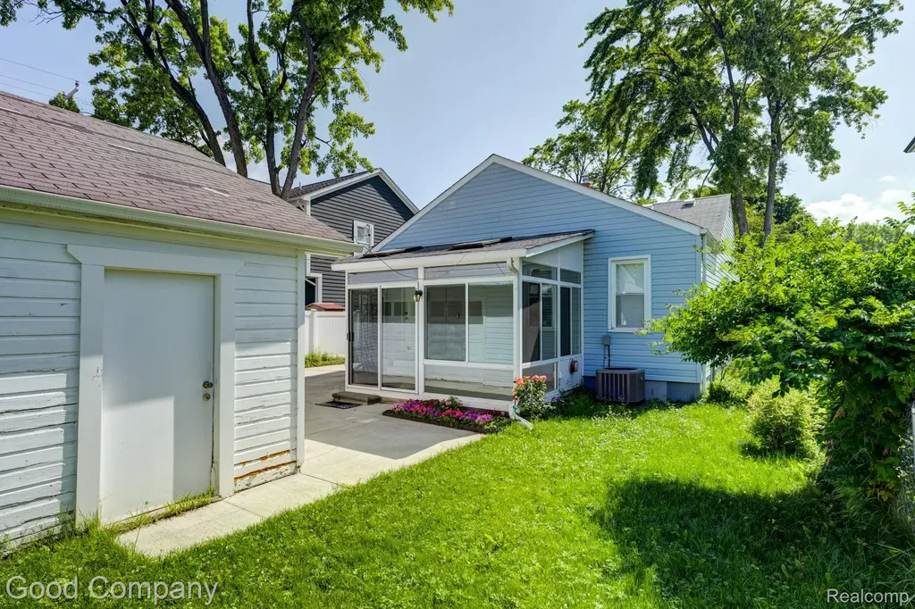 3689 Phillips Avenue Berkley City MI 48072
