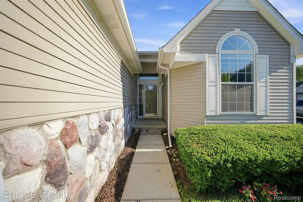 919 Rikki Ann Court Wixom City MI 48393