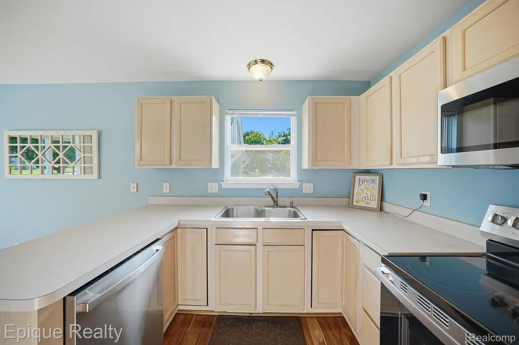 919 Rikki Ann Court Wixom City MI 48393