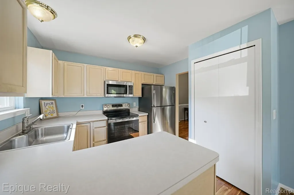 919 Rikki Ann Court Wixom City MI 48393