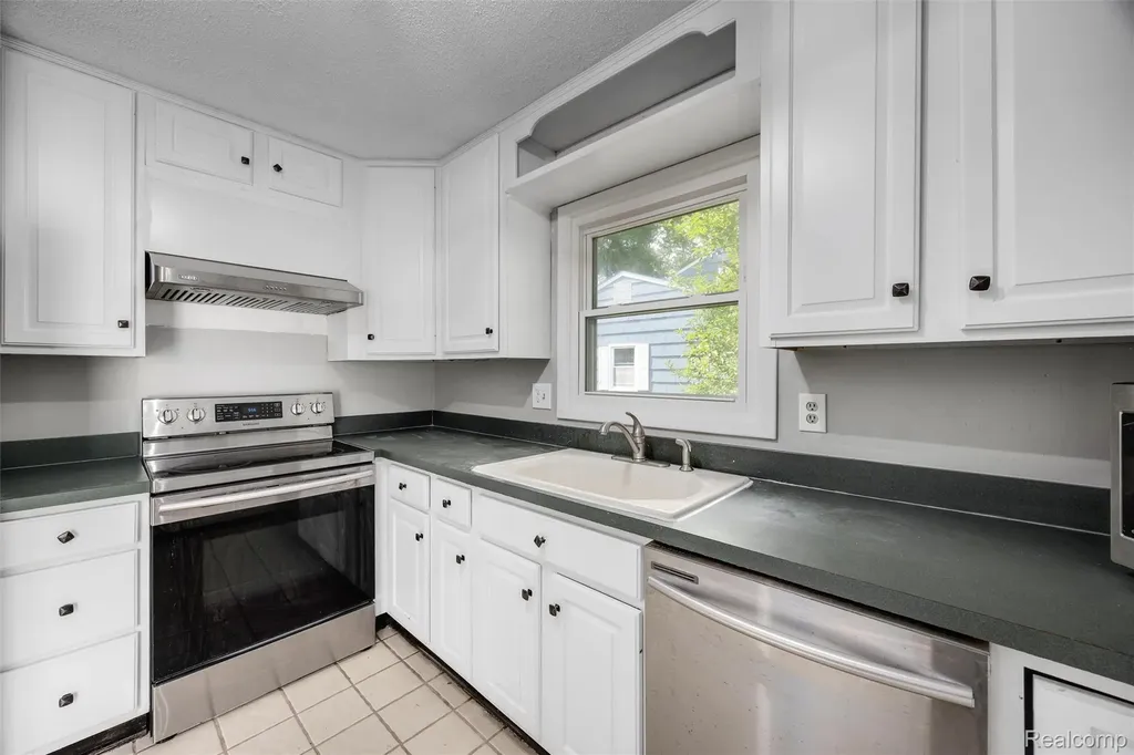 4942 Butler Drive Troy City MI 48085