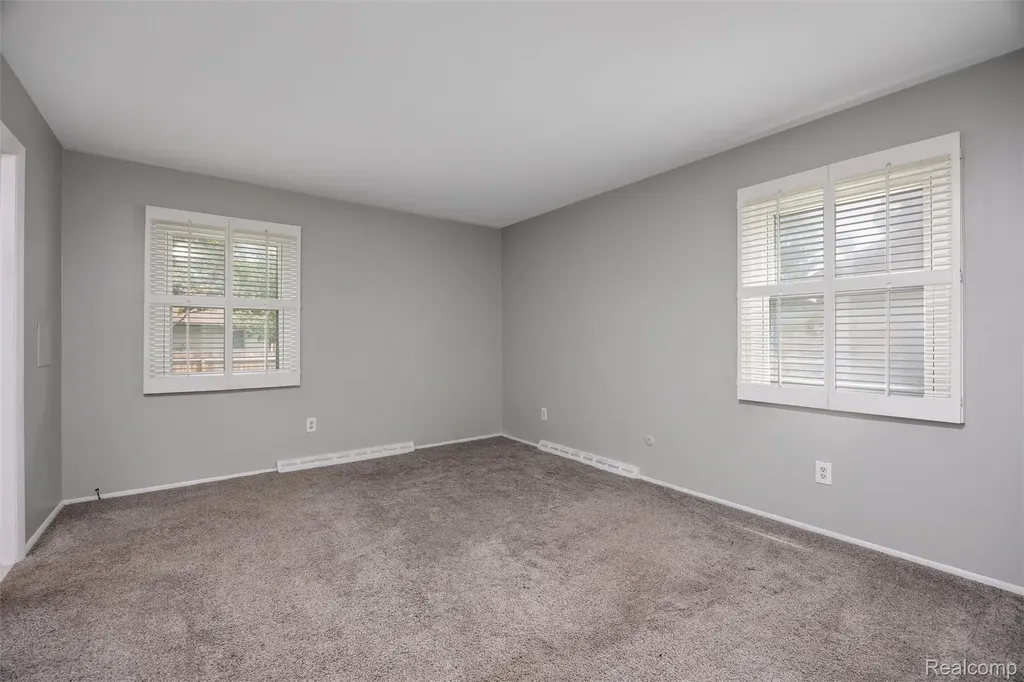 4942 Butler Drive Troy City MI 48085