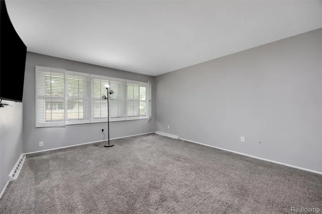 4942 Butler Drive Troy City MI 48085
