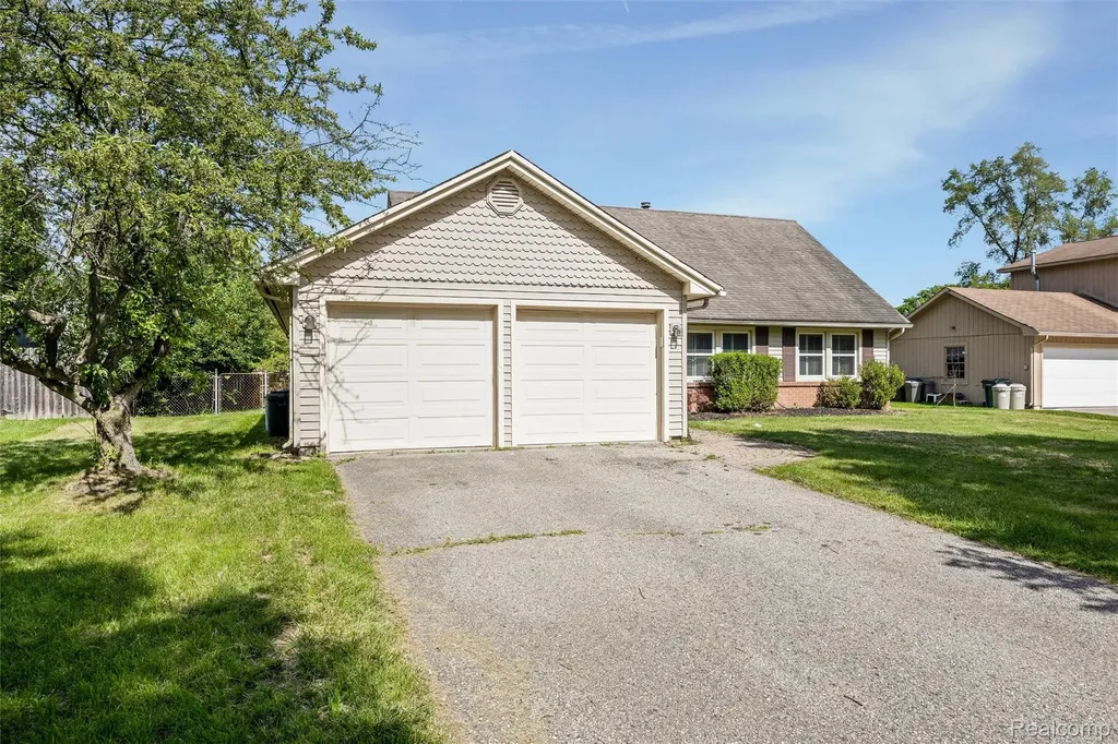 4942 Butler Drive Troy City MI 48085