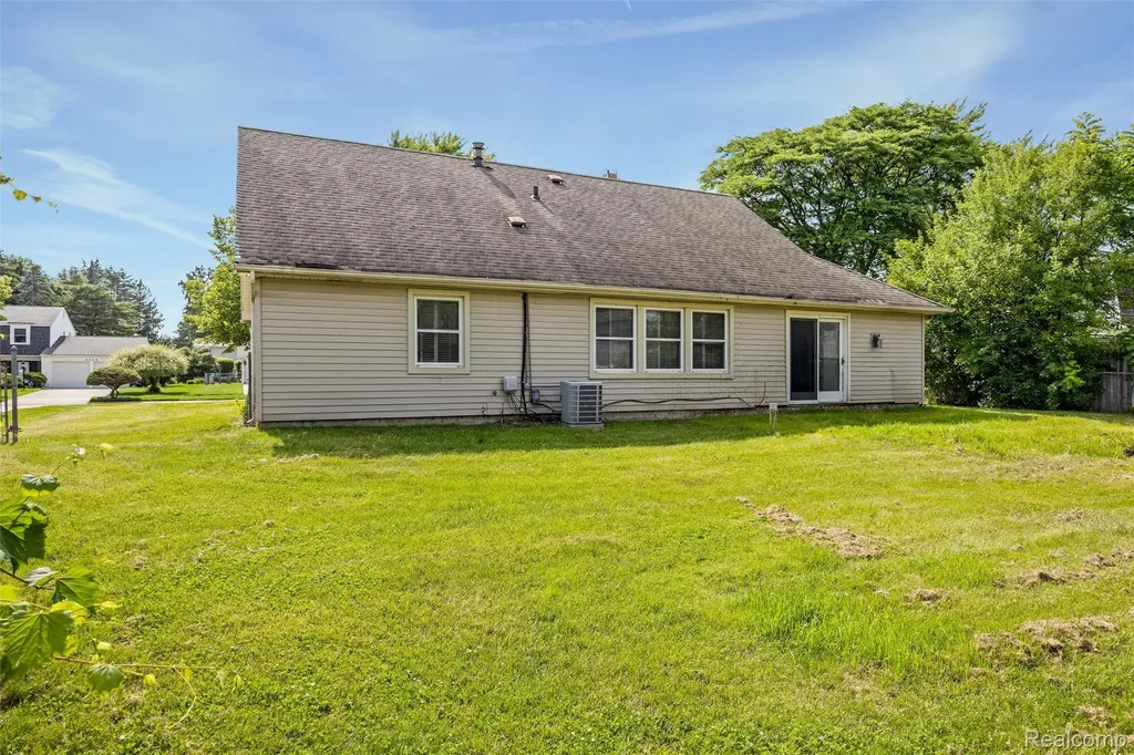 4942 Butler Drive Troy City MI 48085