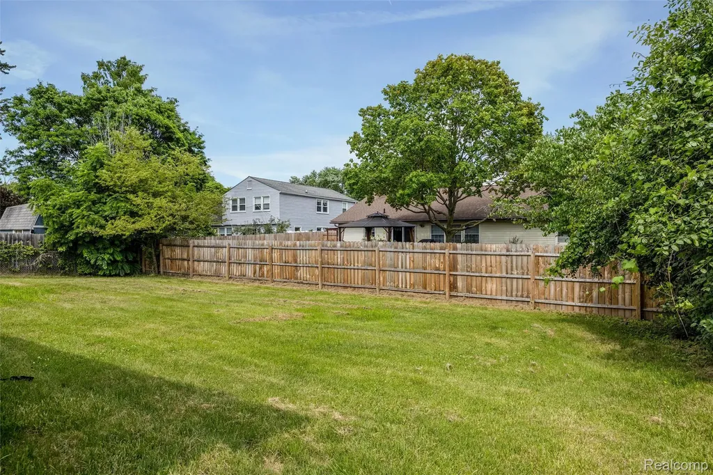 4942 Butler Drive Troy City MI 48085