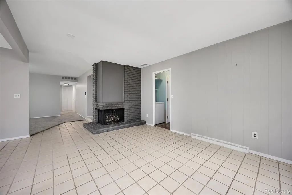 4942 Butler Drive Troy City MI 48085