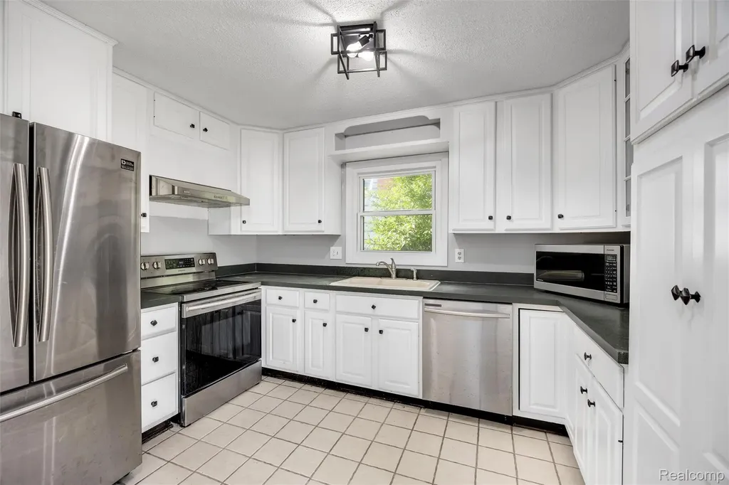 4942 Butler Drive Troy City MI 48085