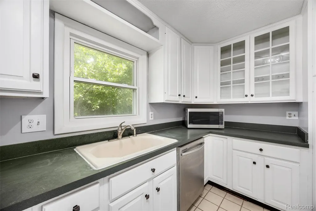 4942 Butler Drive Troy City MI 48085