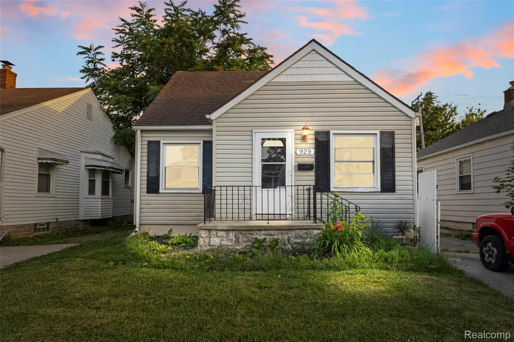 929 White Avenue Lincoln Park City MI 48146