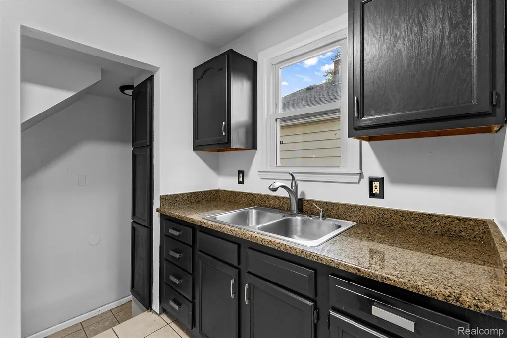 929 White Avenue Lincoln Park City MI 48146