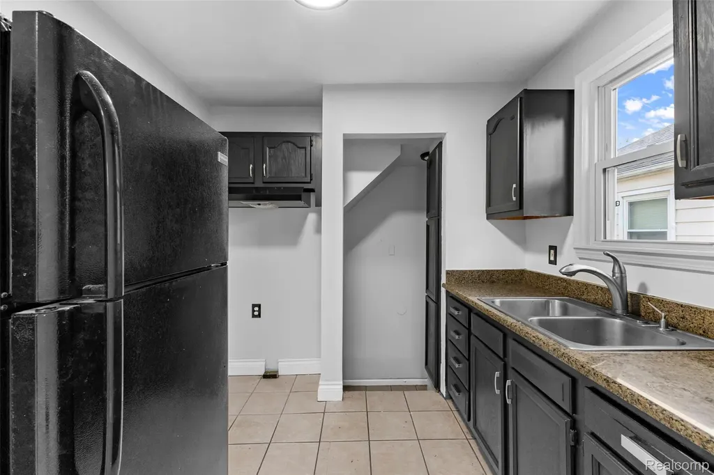 929 White Avenue Lincoln Park City MI 48146