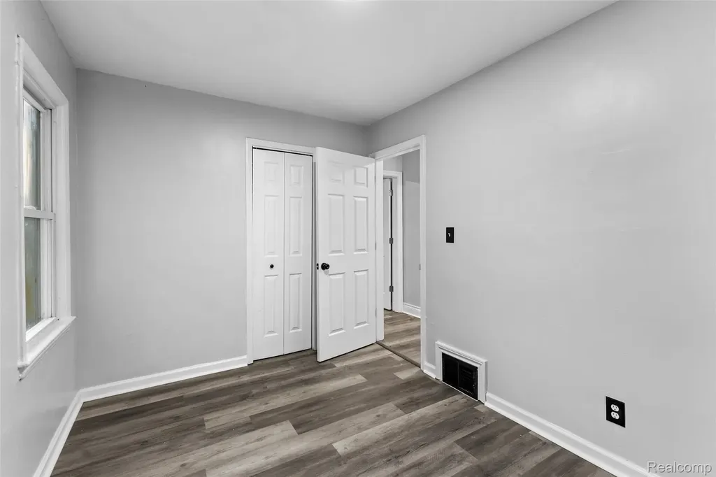 929 White Avenue Lincoln Park City MI 48146