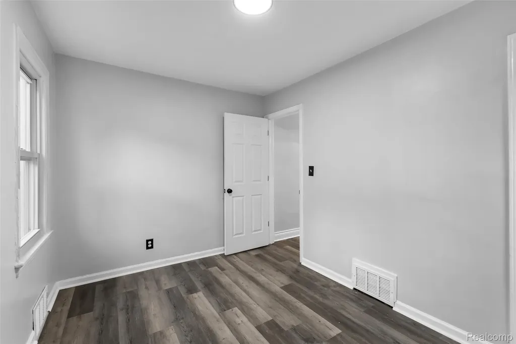 929 White Avenue Lincoln Park City MI 48146