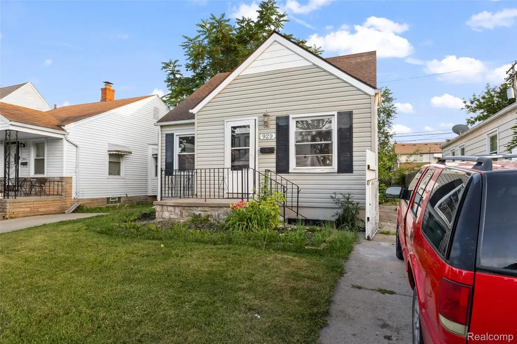929 White Avenue Lincoln Park City MI 48146