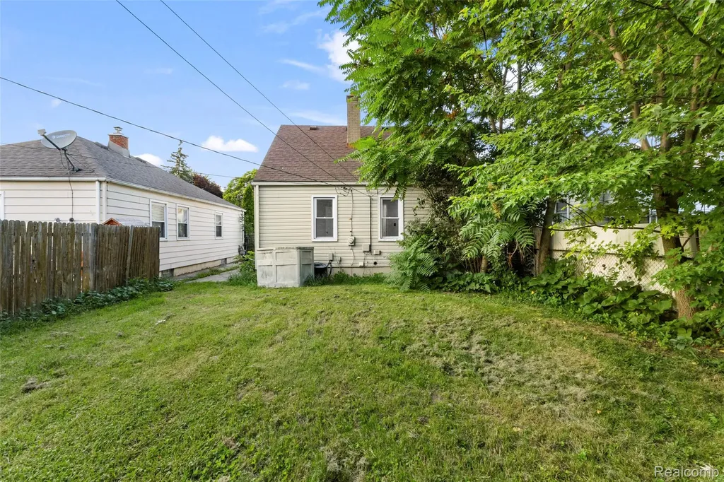 929 White Avenue Lincoln Park City MI 48146