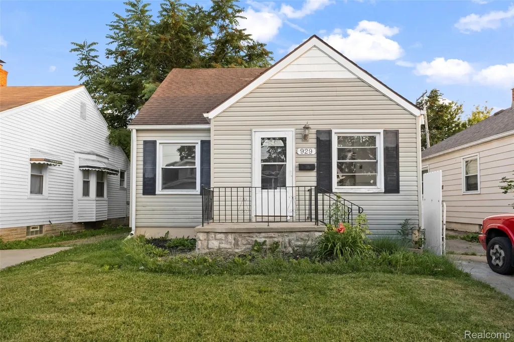 929 White Avenue Lincoln Park City MI 48146