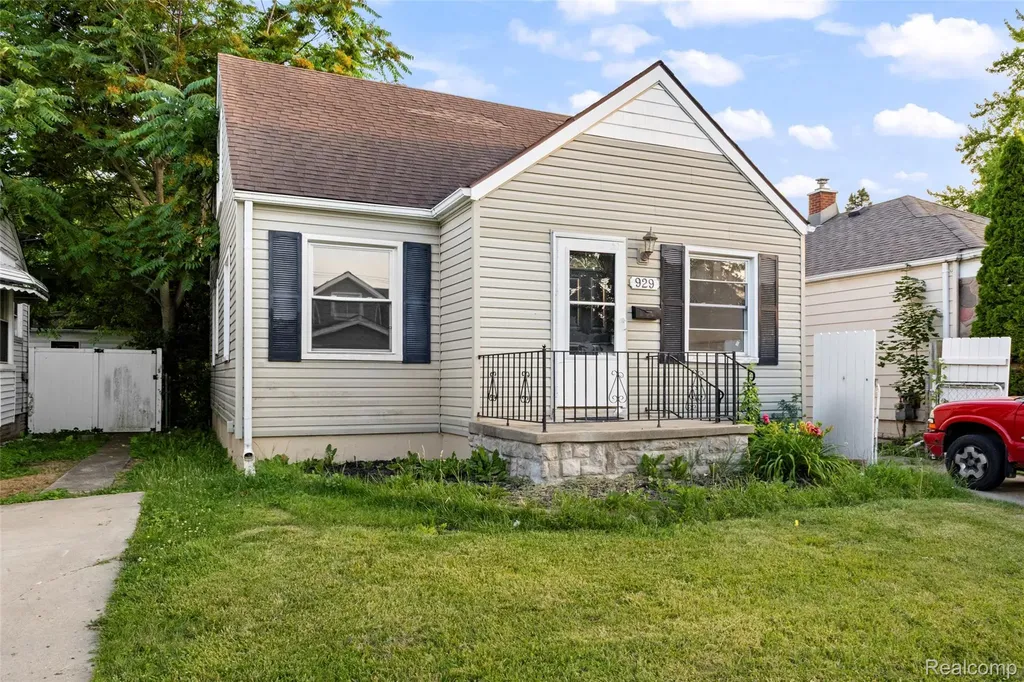 929 White Avenue Lincoln Park City MI 48146