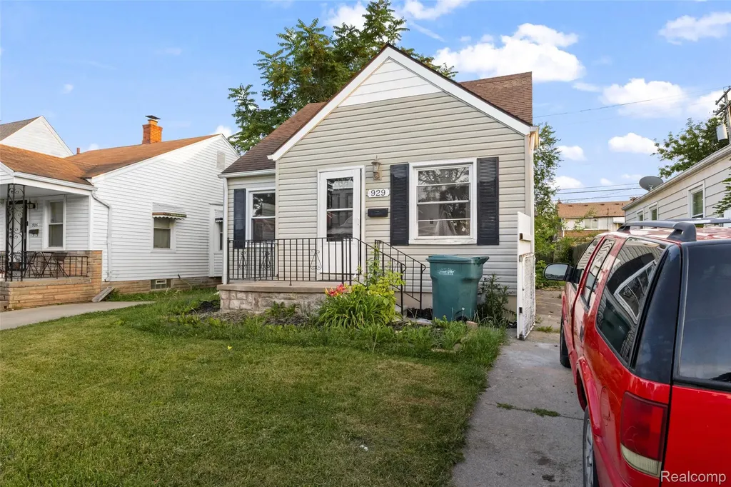 929 White Avenue Lincoln Park City MI 48146