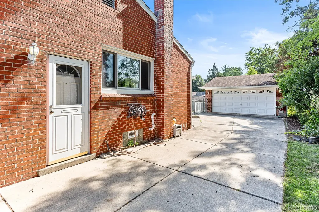 23020 Farmington Road Farmington City MI 48336