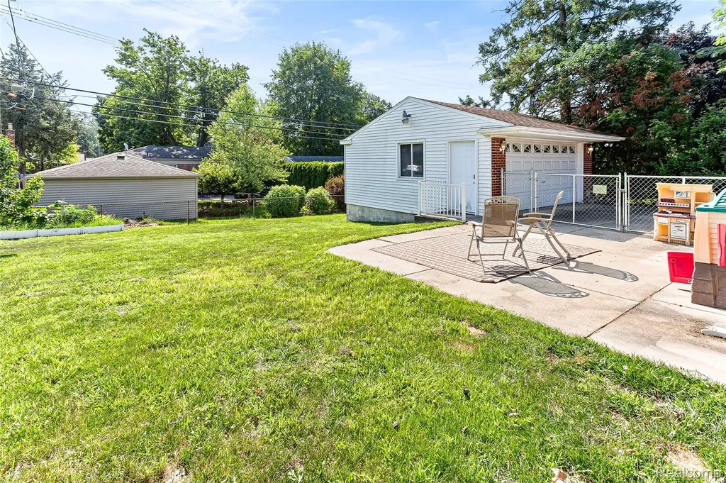 23020 Farmington Road Farmington City MI 48336