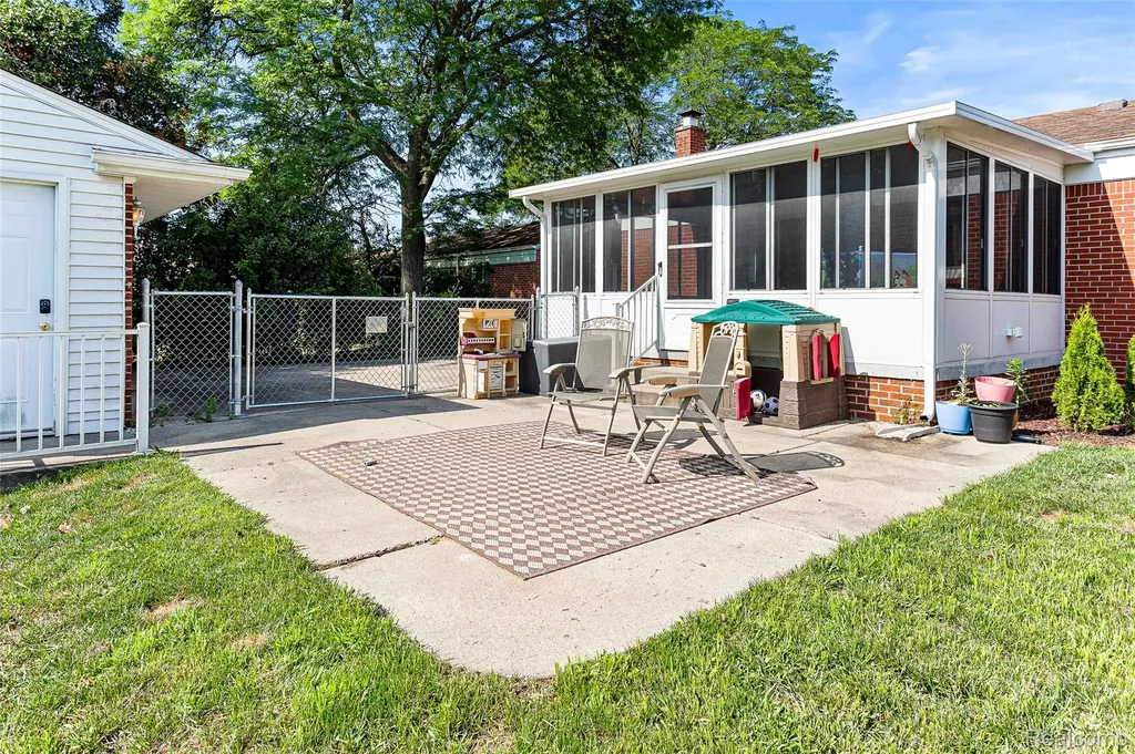 23020 Farmington Road Farmington City MI 48336