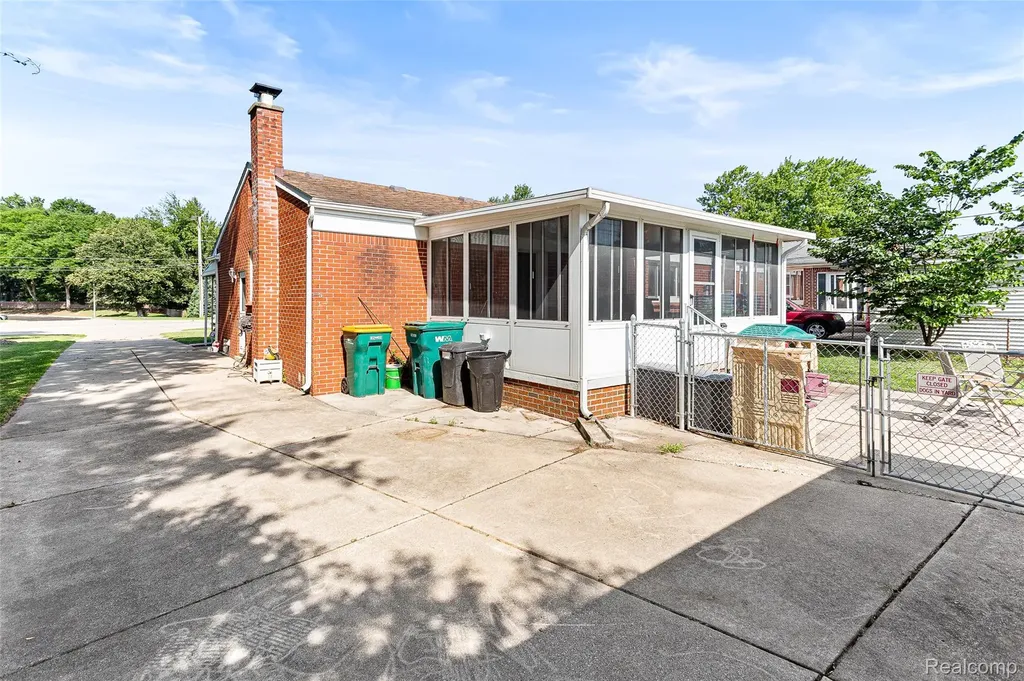 23020 Farmington Road Farmington City MI 48336