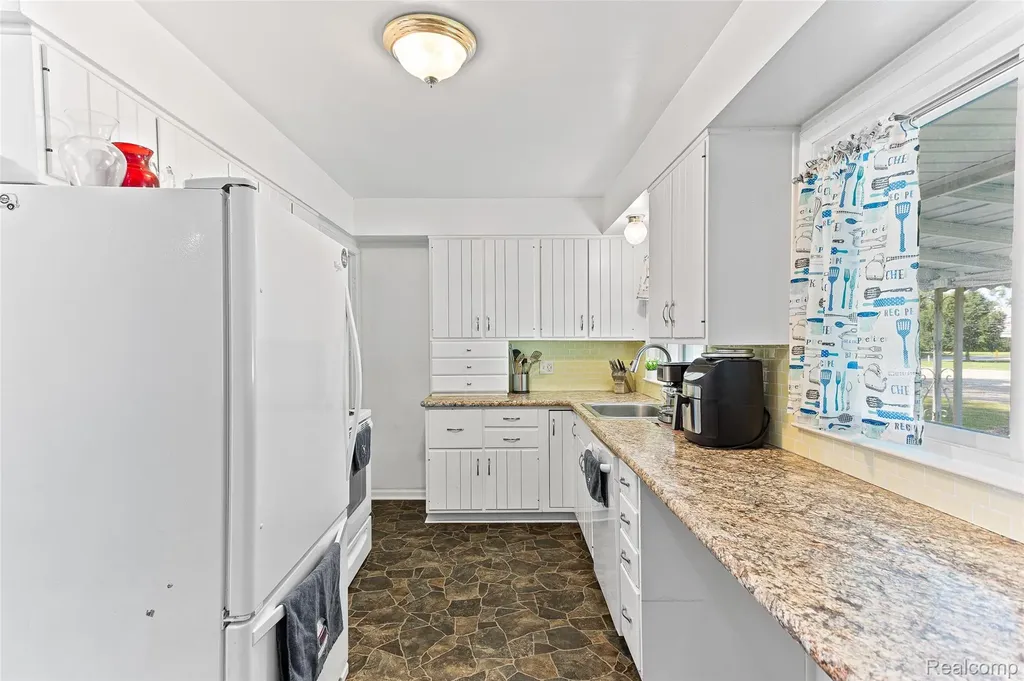 23020 Farmington Road Farmington City MI 48336