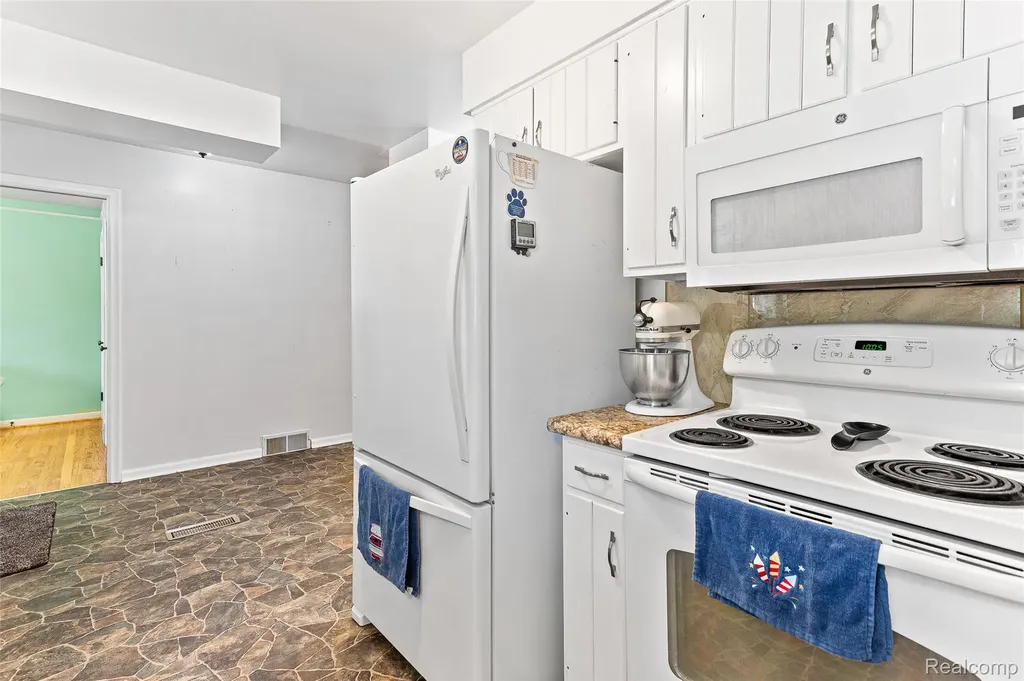 23020 Farmington Road Farmington City MI 48336