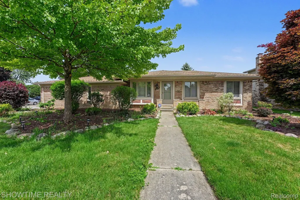 40298 Sandy Drive Clinton Charter Township MI 48038