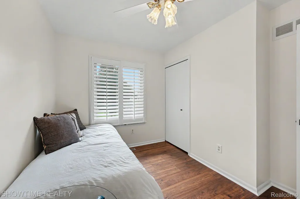 40298 Sandy Drive Clinton Charter Township MI 48038