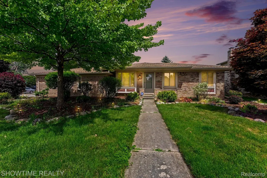 40298 Sandy Drive Clinton Charter Township MI 48038