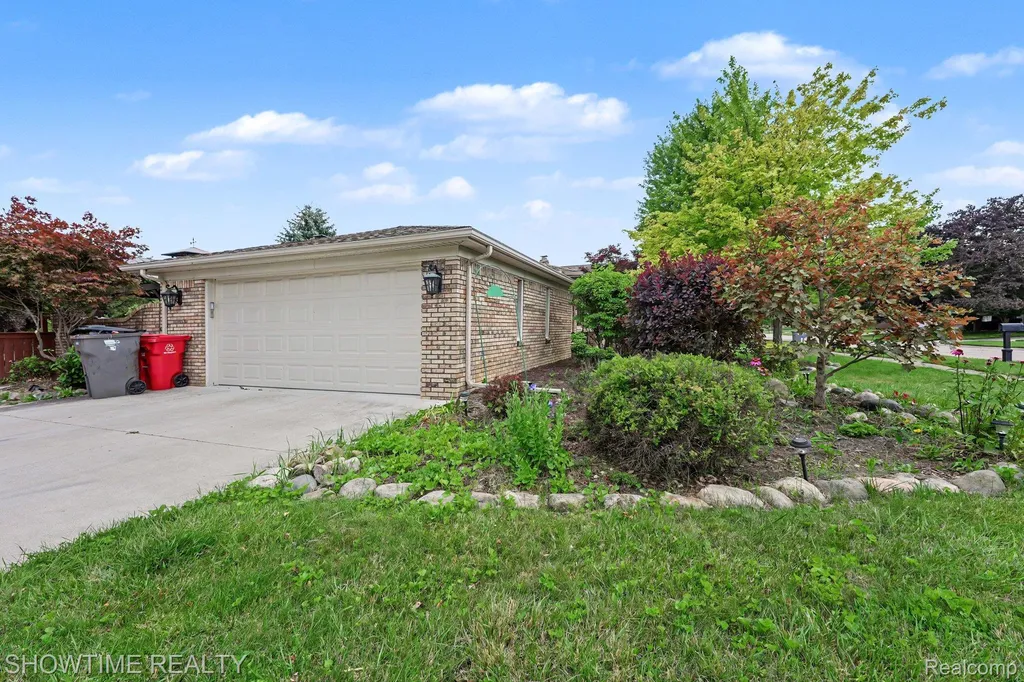40298 Sandy Drive Clinton Charter Township MI 48038