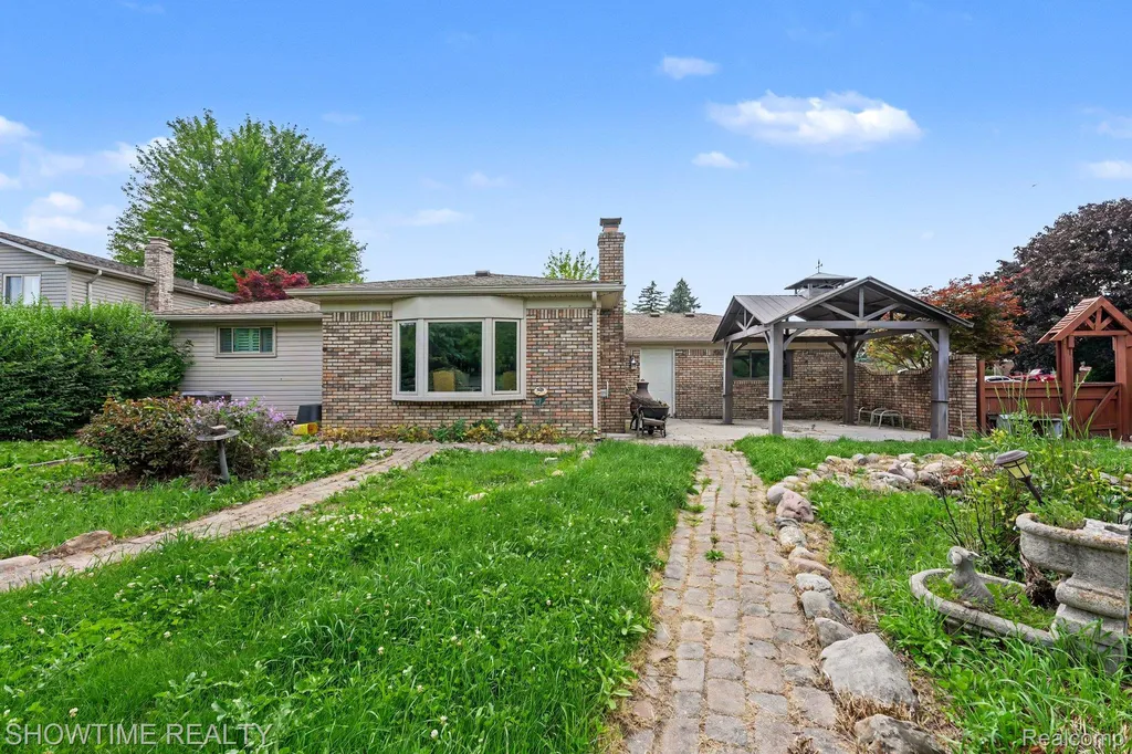 40298 Sandy Drive Clinton Charter Township MI 48038